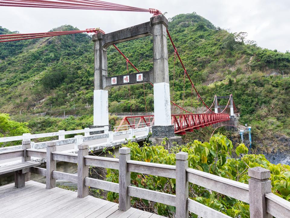 鹿鳴吊橋:橋面與橋塔