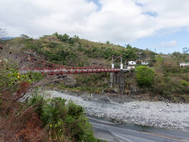 鹿鳴吊橋一帶:溪床與紅色吊橋